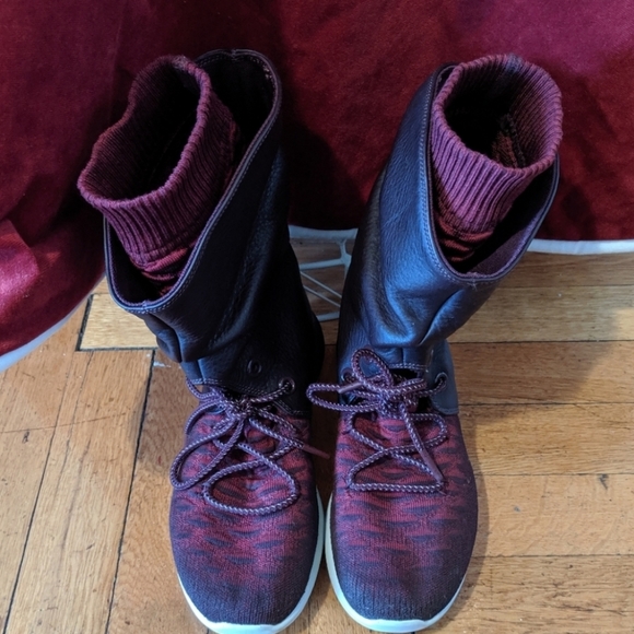 Nike Roshe Two Flyknit Hi Burgundy Sneaker Boot - Picture 3 of 3